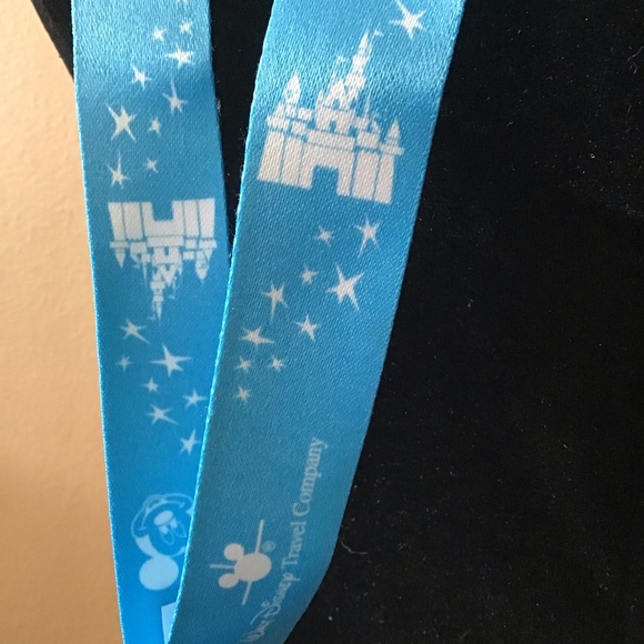 NWT Walt Disney Travel Company Lanyard and Collectible Mickey & Minnie Pin - Picture 3 of 7